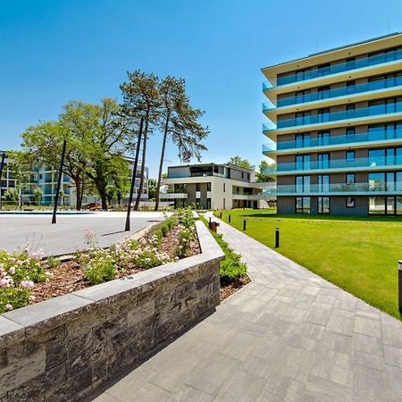 Clyde-Premium Lelle Waterfront Private Apartment Balatonlelle Bagian luar foto