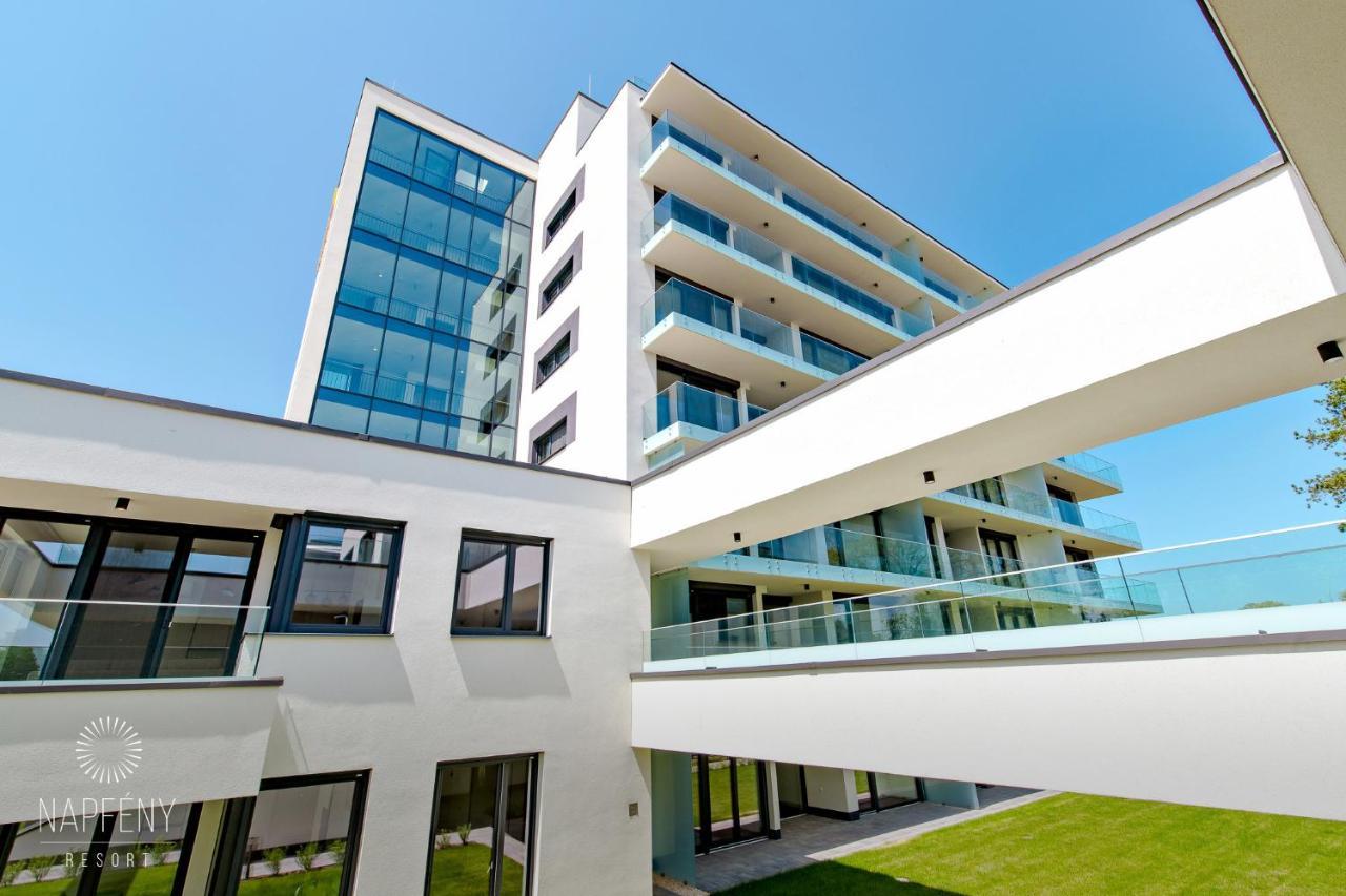 Clyde-Premium Lelle Waterfront Private Apartment Balatonlelle Bagian luar foto