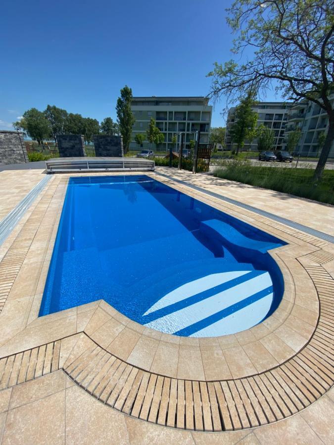 Clyde-Premium Lelle Waterfront Private Apartment Balatonlelle Bagian luar foto
