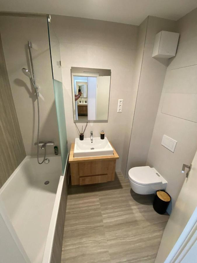 Clyde-Premium Lelle Waterfront Private Apartment Balatonlelle Bagian luar foto