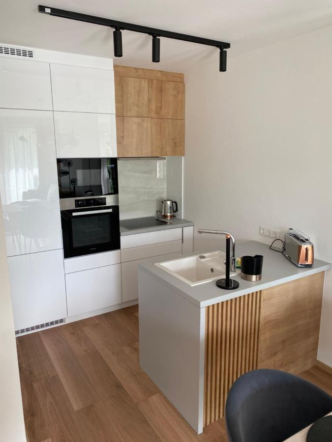 Clyde-Premium Lelle Waterfront Private Apartment Balatonlelle Bagian luar foto