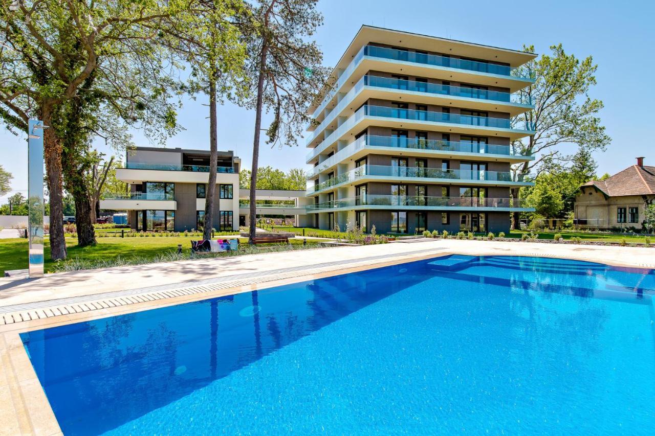 Clyde-Premium Lelle Waterfront Private Apartment Balatonlelle Bagian luar foto