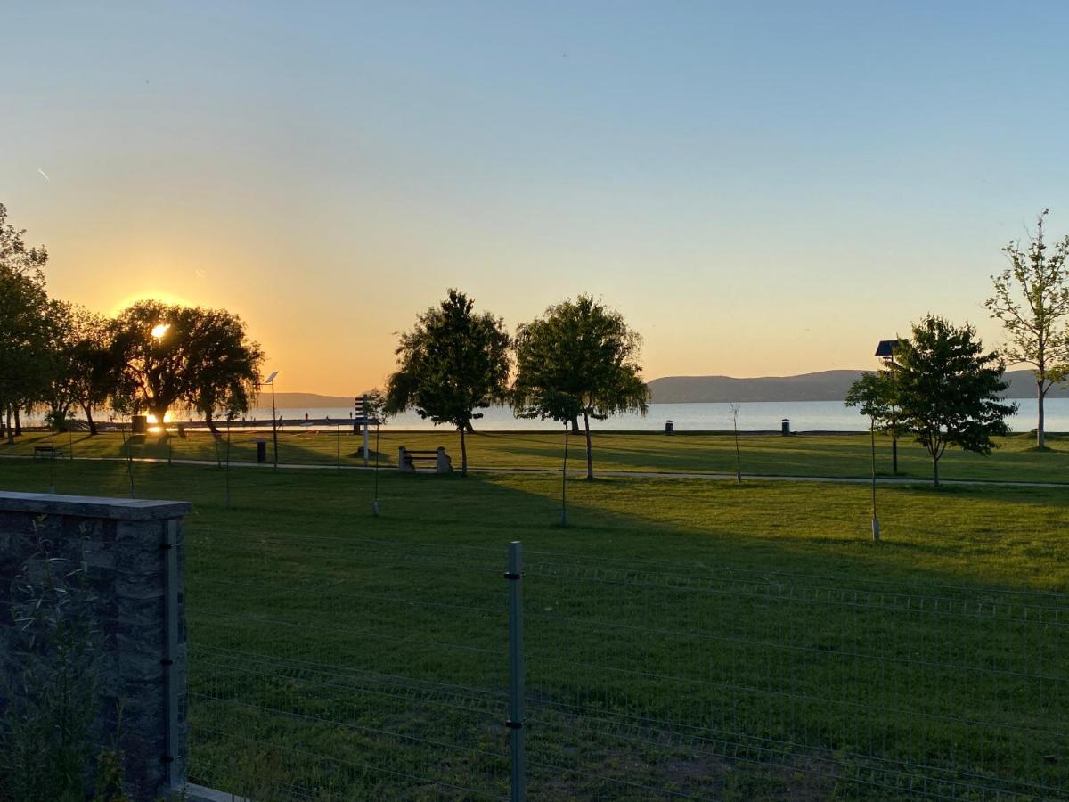 Clyde-Premium Lelle Waterfront Private Apartment Balatonlelle Bagian luar foto