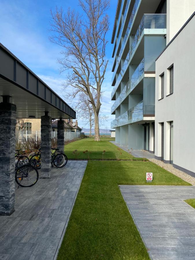Clyde-Premium Lelle Waterfront Private Apartment Balatonlelle Bagian luar foto